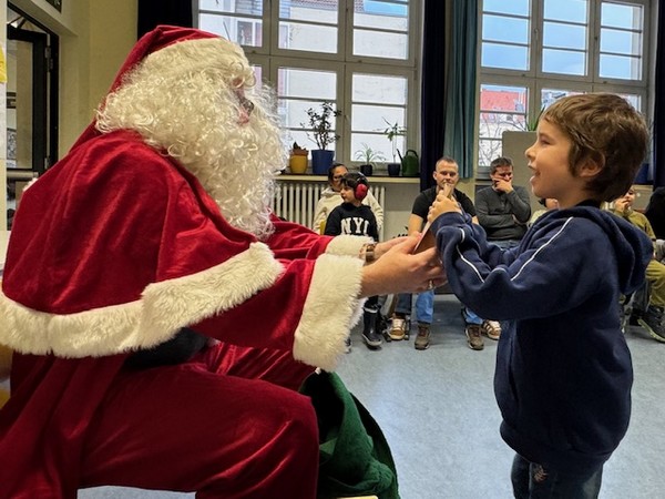 Nikolaus übergibt eine Tüte mit Leckereien